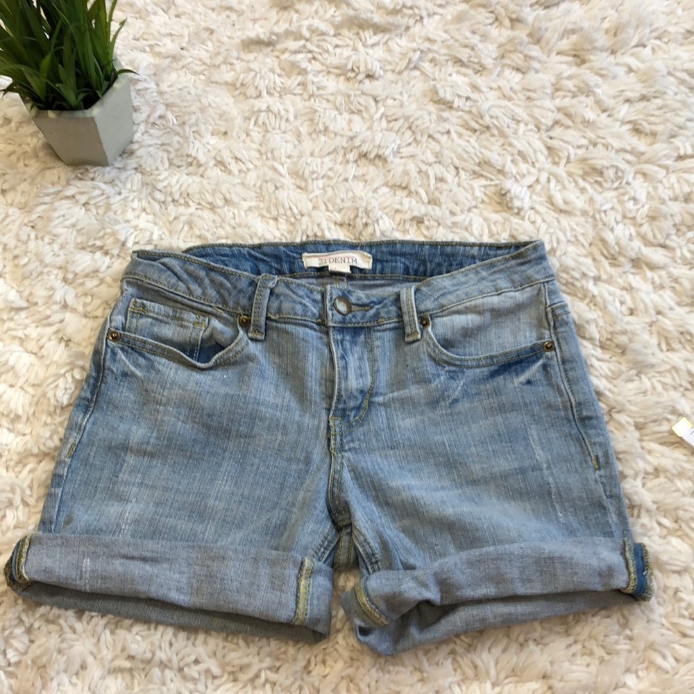 🔥5/25 sale🔥F21 roll leg denim shorts.